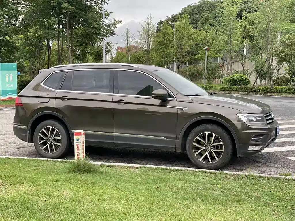 Volkswagen Tiguan L L 2017 330TSI AT Luxury