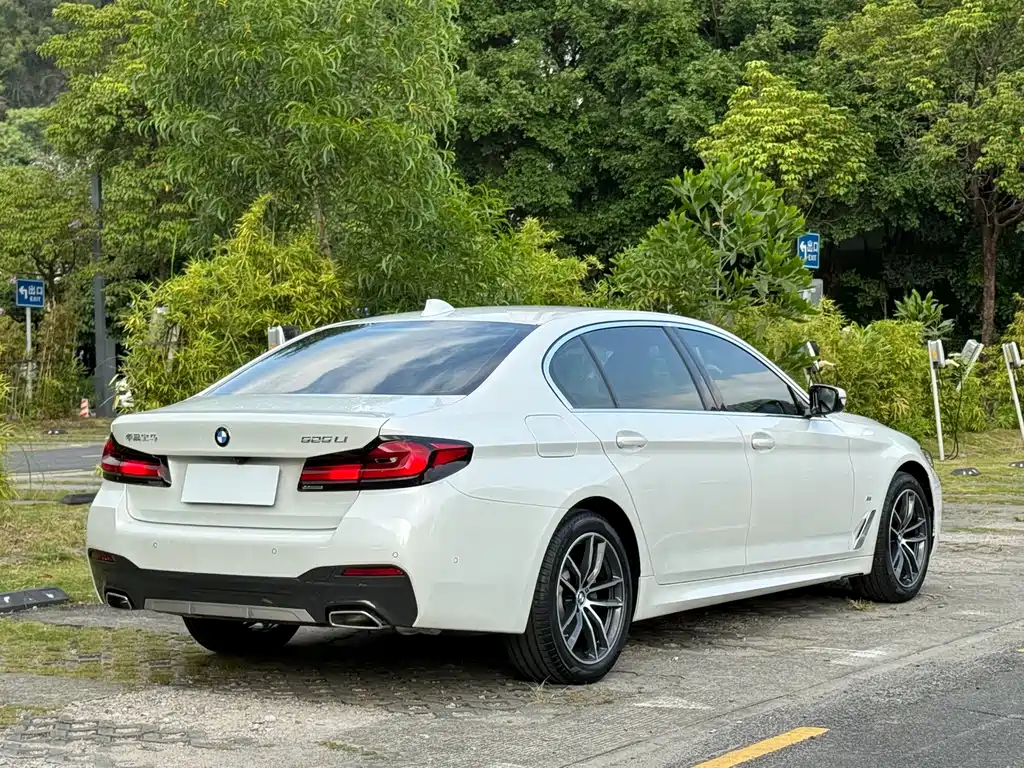 BMW 5 Series — миниатюра 7