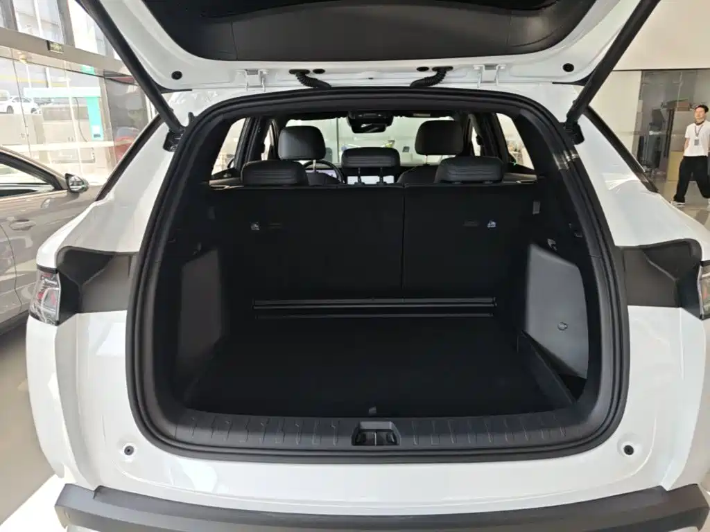 Заказать BYD L DM-i 2026 года за 2 667 819 ₽  из Китая