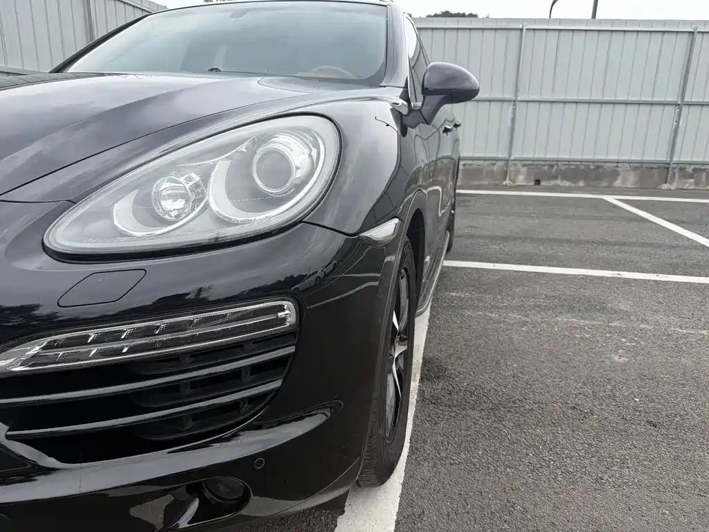Porsche Cayenne — миниатюра 7