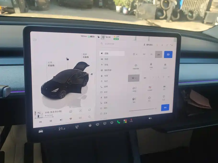 Tesla Model Y — миниатюра 13