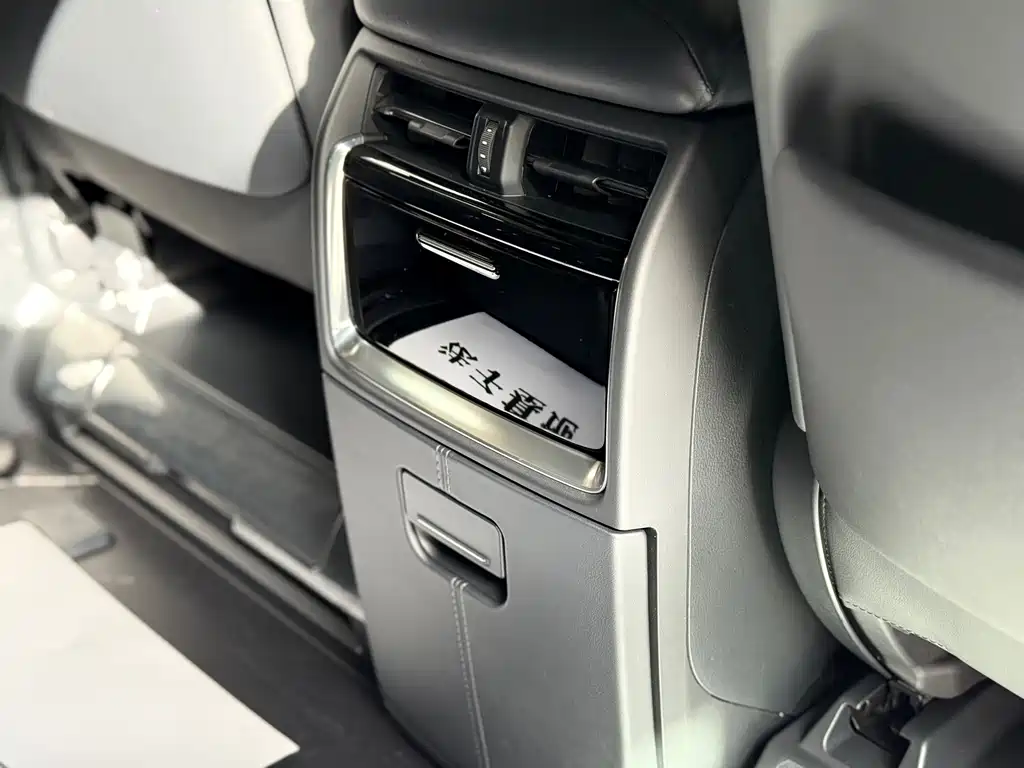 Toyota Alphard — миниатюра 17
