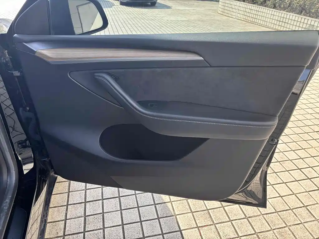 Tesla Model Y — миниатюра 8