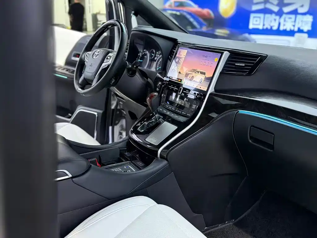 Toyota Alphard — миниатюра 5