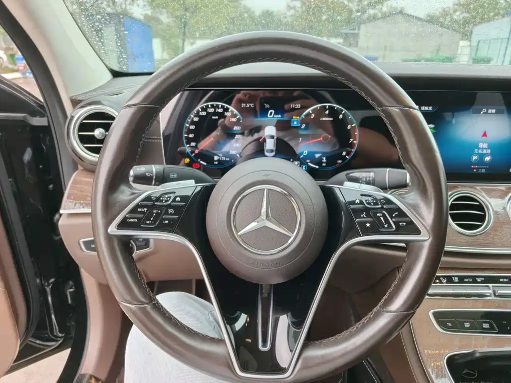Mercedes-Benz E-Class — миниатюра 11