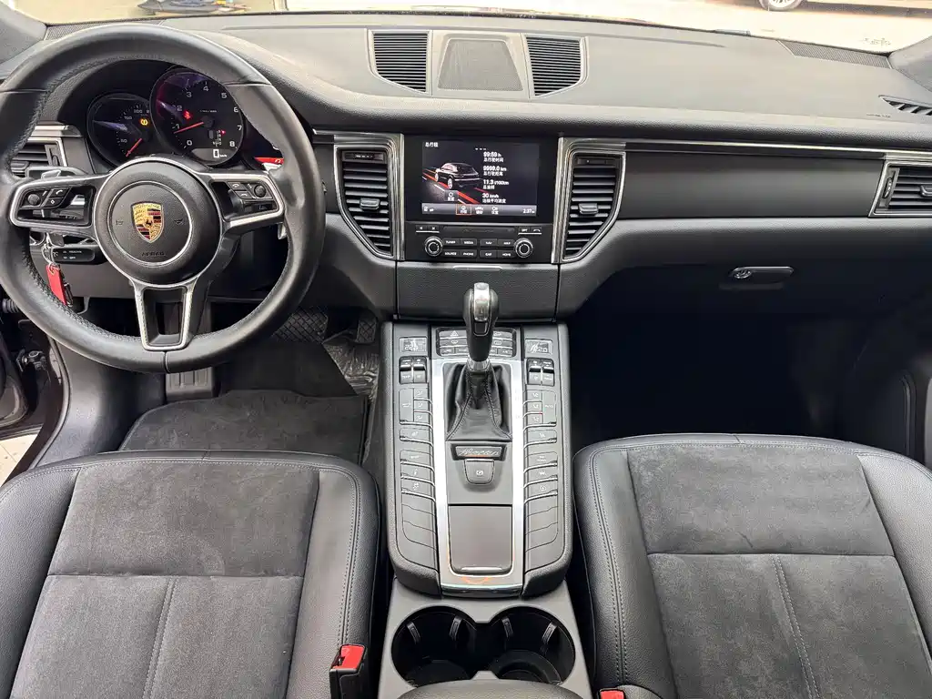 PORSCHE MACAN