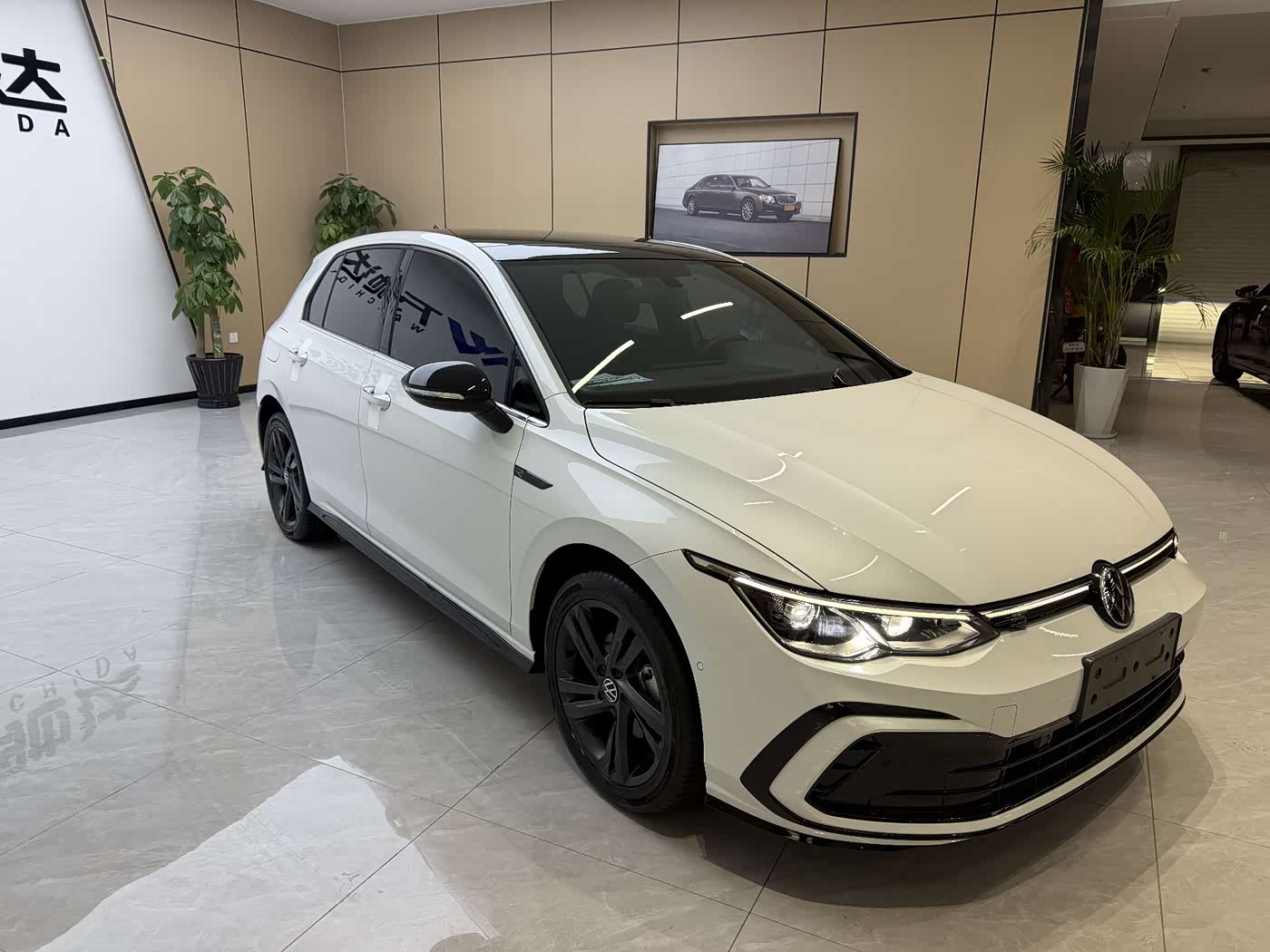 Volkswagen Golf 1.4 л 2024 г. Белый, пробег 8800 км