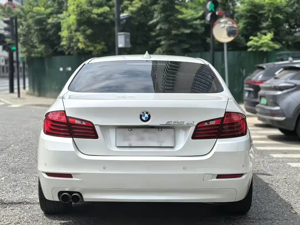 BMW 5 Series — миниатюра 4
