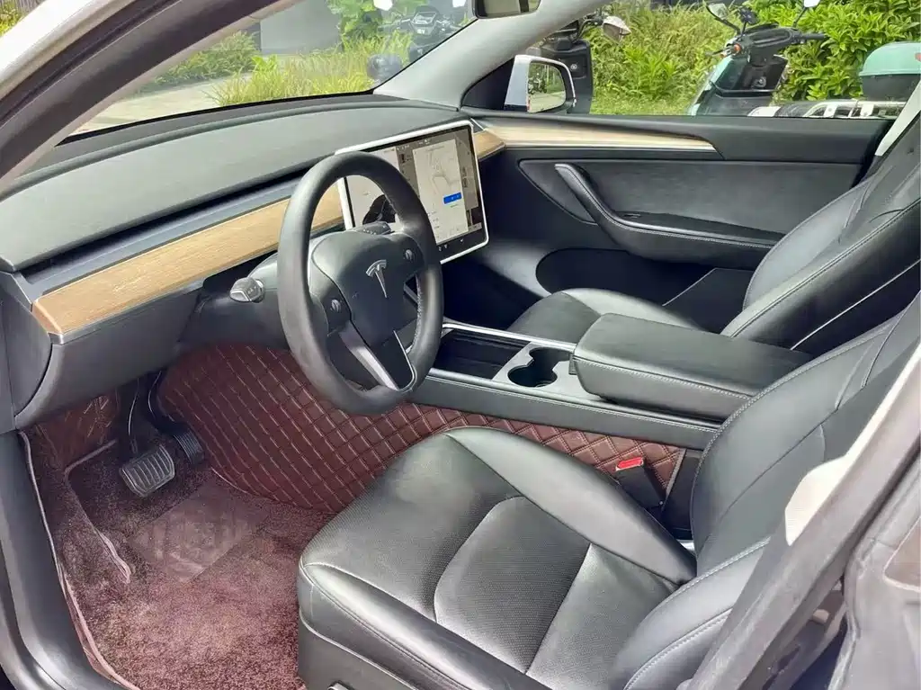 Tesla Model Y — миниатюра 4
