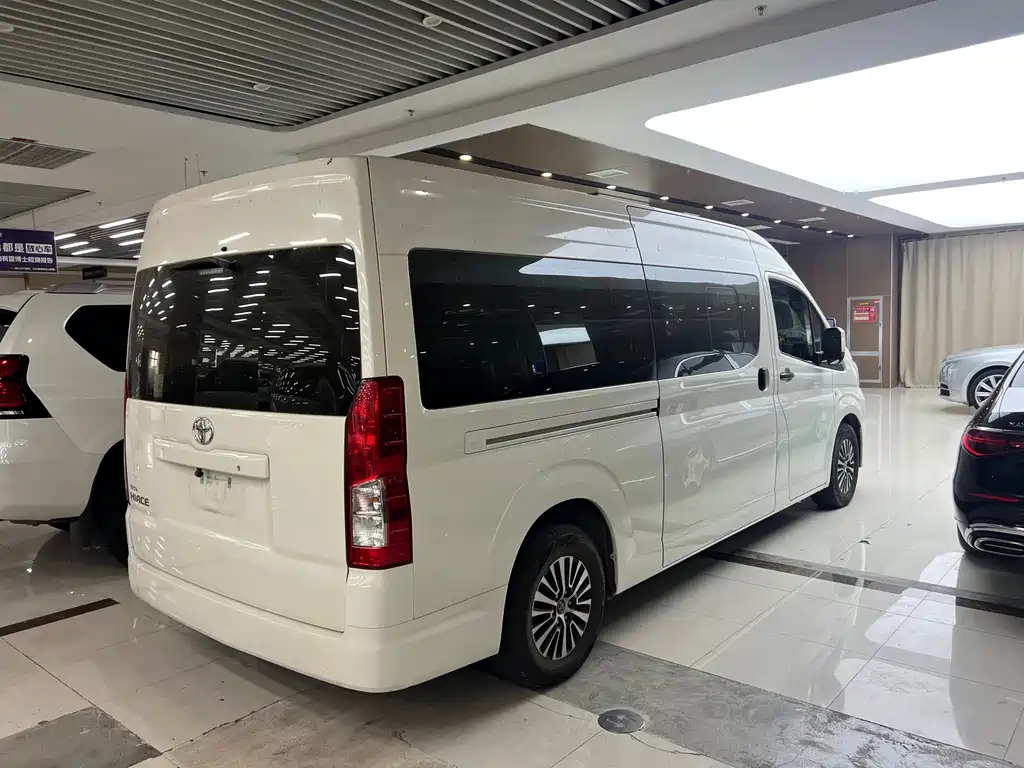 Toyota Hiace — миниатюра 12