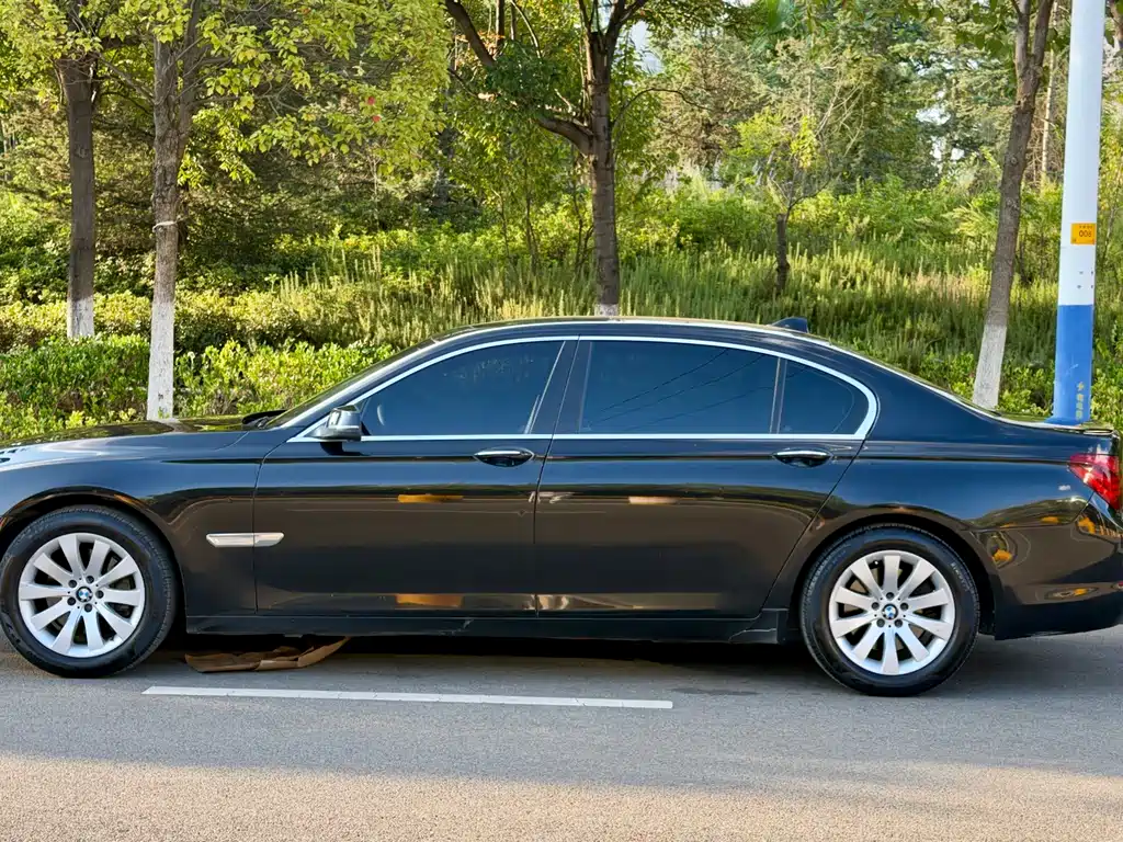 BMW 7 Series — миниатюра 13