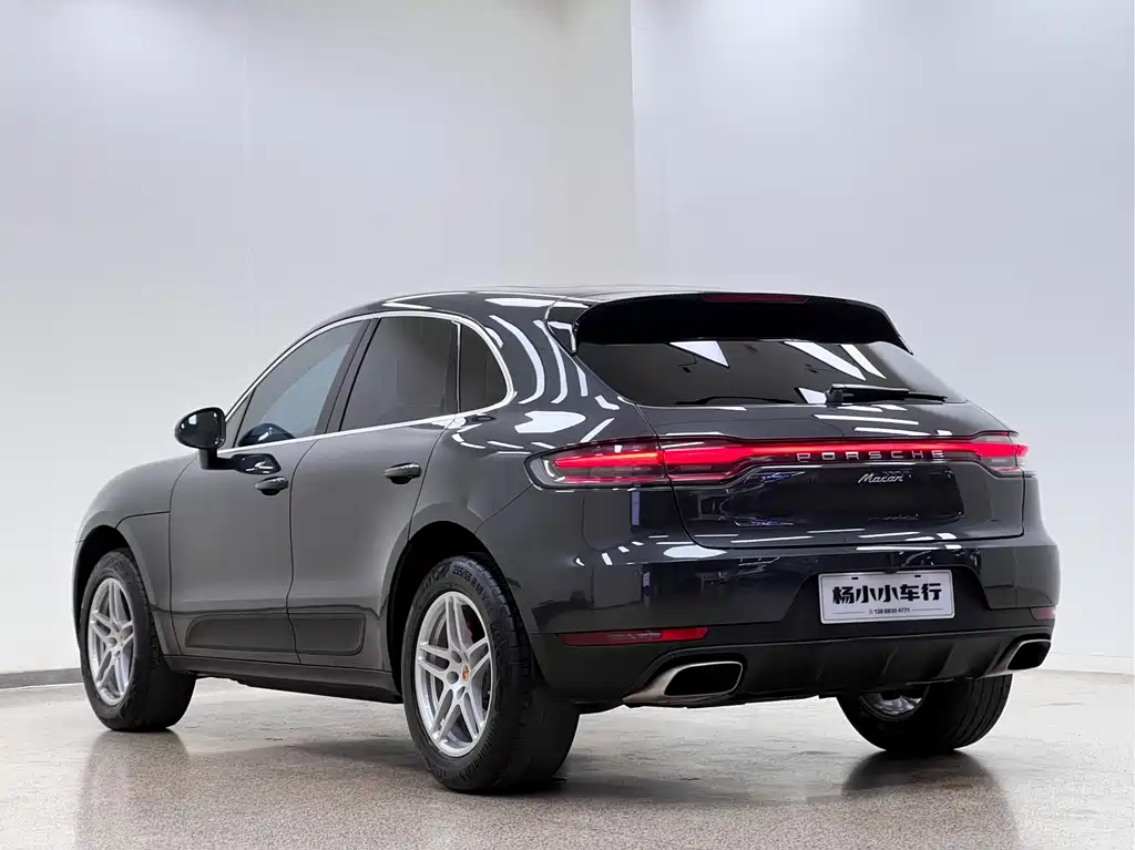 PORSCHE MACAN