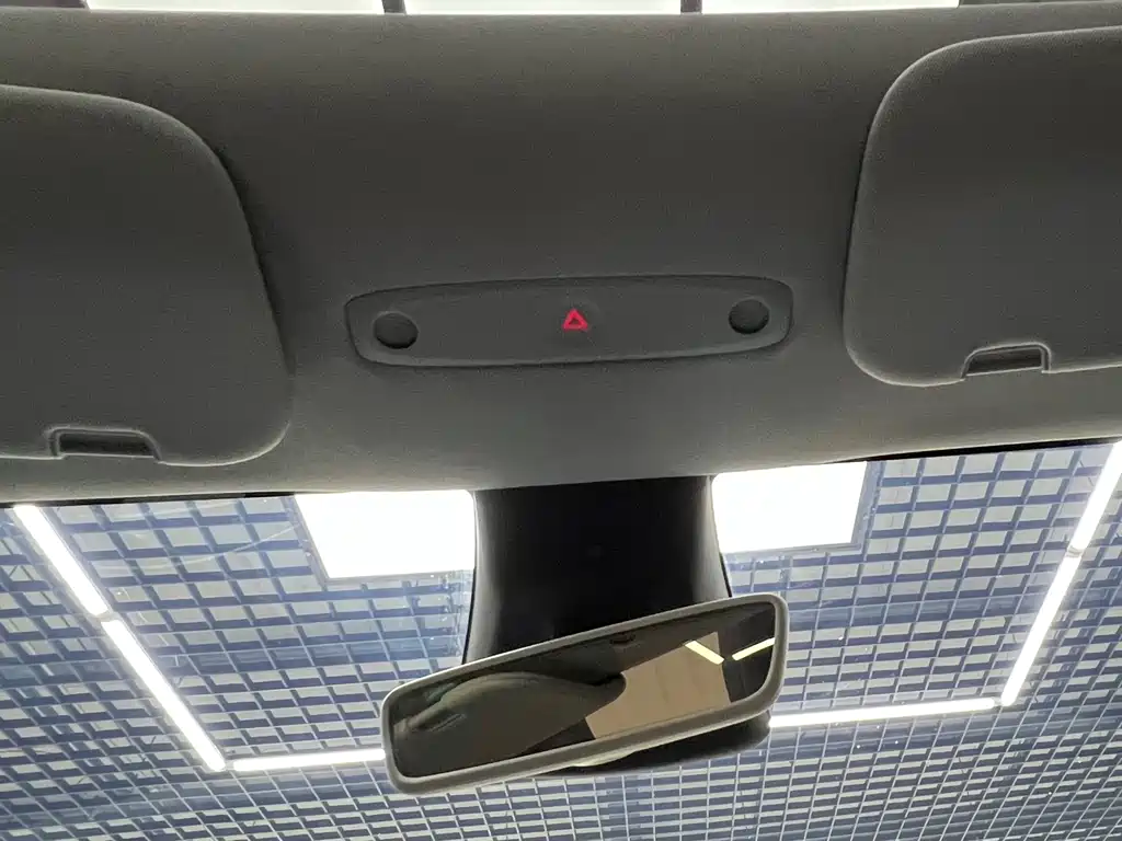 Tesla Model Y — миниатюра 16