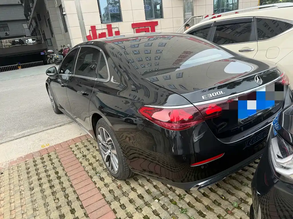 Mercedes-Benz E-Class — миниатюра 9