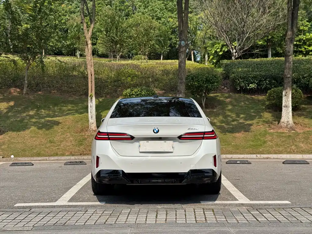 BMW 5 Series — миниатюра 9