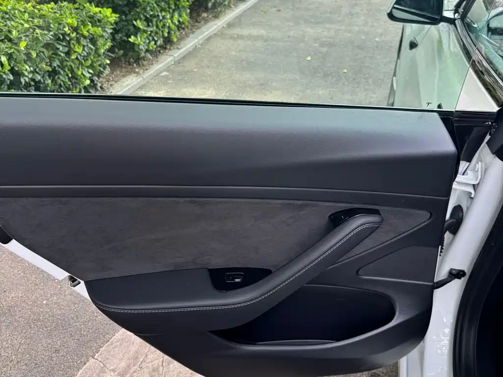 Tesla Model 3 — миниатюра 7