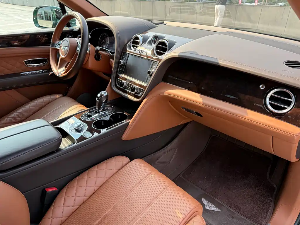 Bentley Bentayga PHEV — миниатюра 13