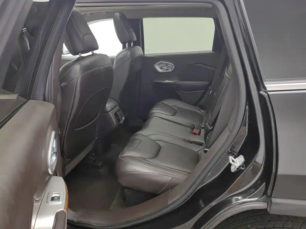 Jeep Cherokee (Import) — миниатюра 15