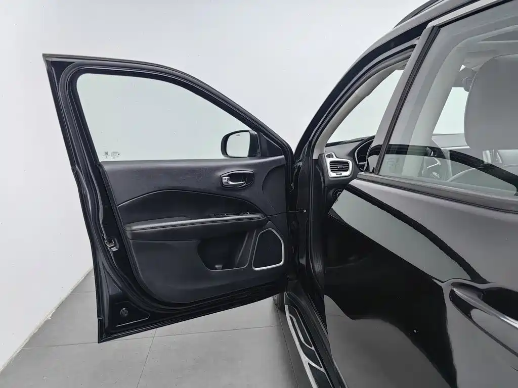 Jeep Compass — миниатюра 8
