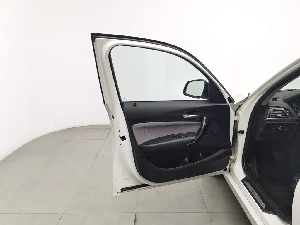 BMW 1 Series (Import) — миниатюра 8