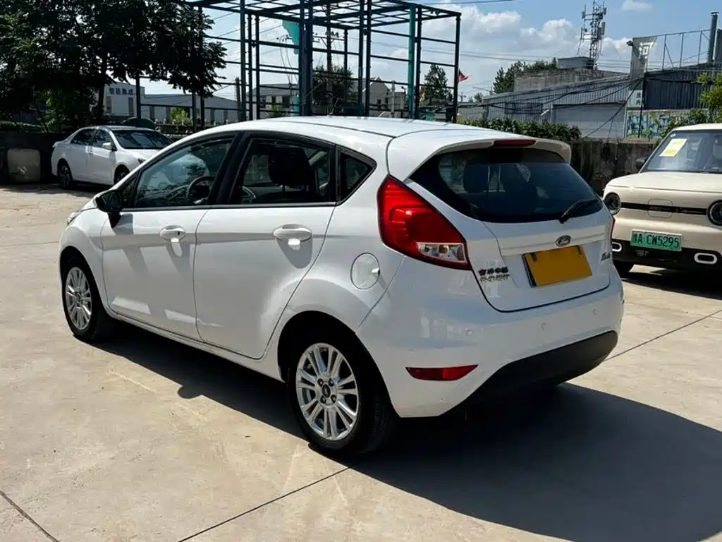 Ford Fiesta 2013 1.5L AT Fashion