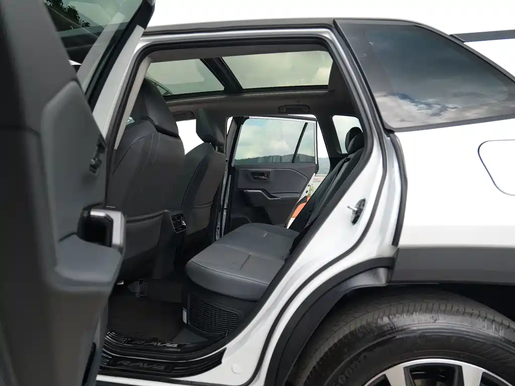 Toyota RAV4 — миниатюра 9