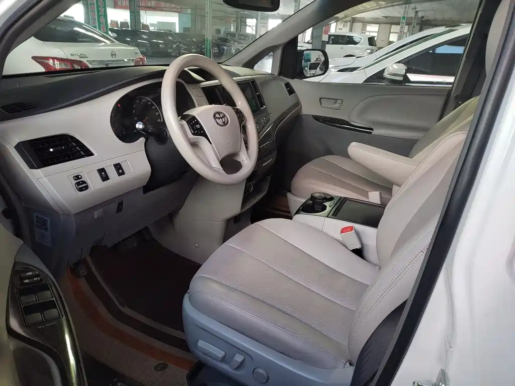 TOYOTA SIENNA
