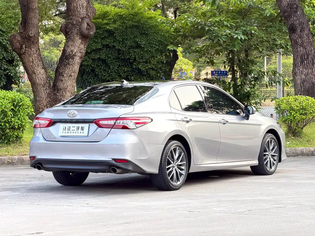 Toyota Camry — миниатюра 5
