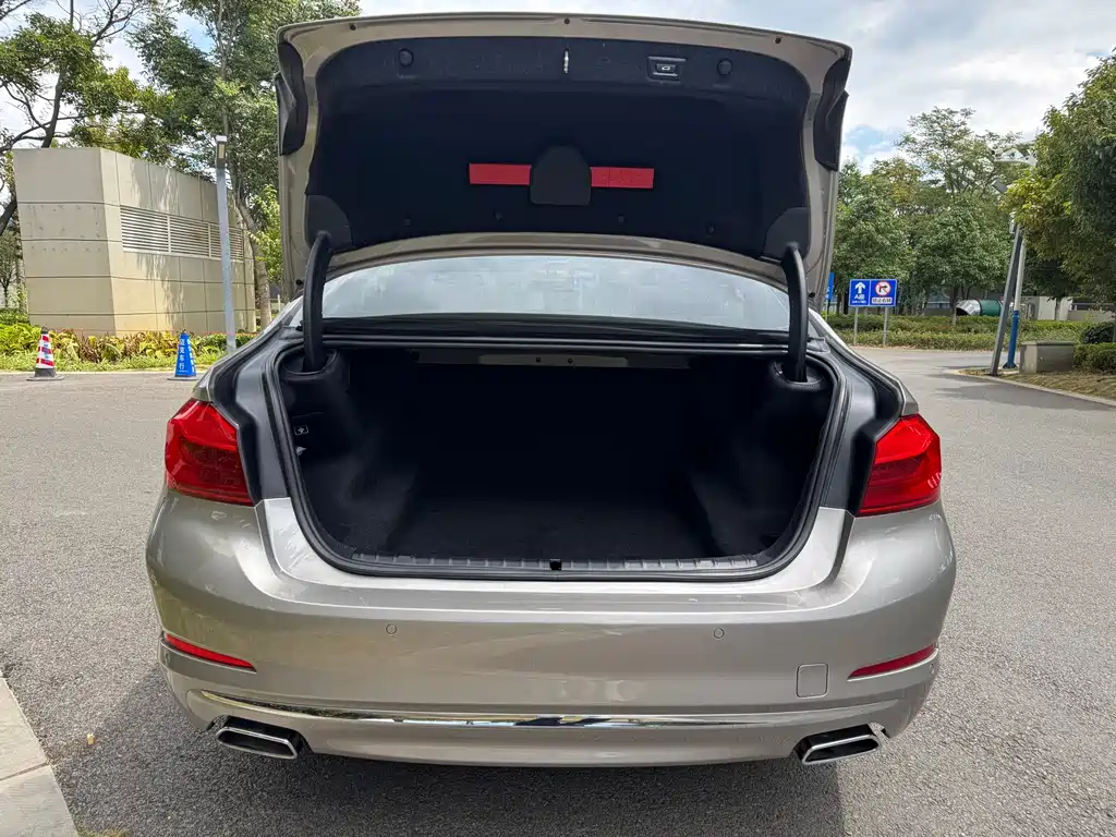 BMW 5 Series — миниатюра 21