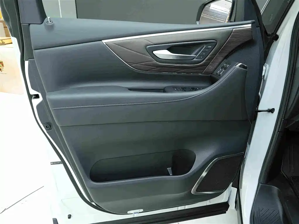 Toyota Alphard — миниатюра 16