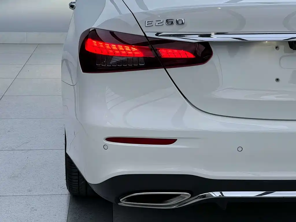 Mercedes-Benz E-Class — миниатюра 6