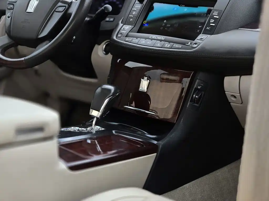 Toyota Crown — миниатюра 11