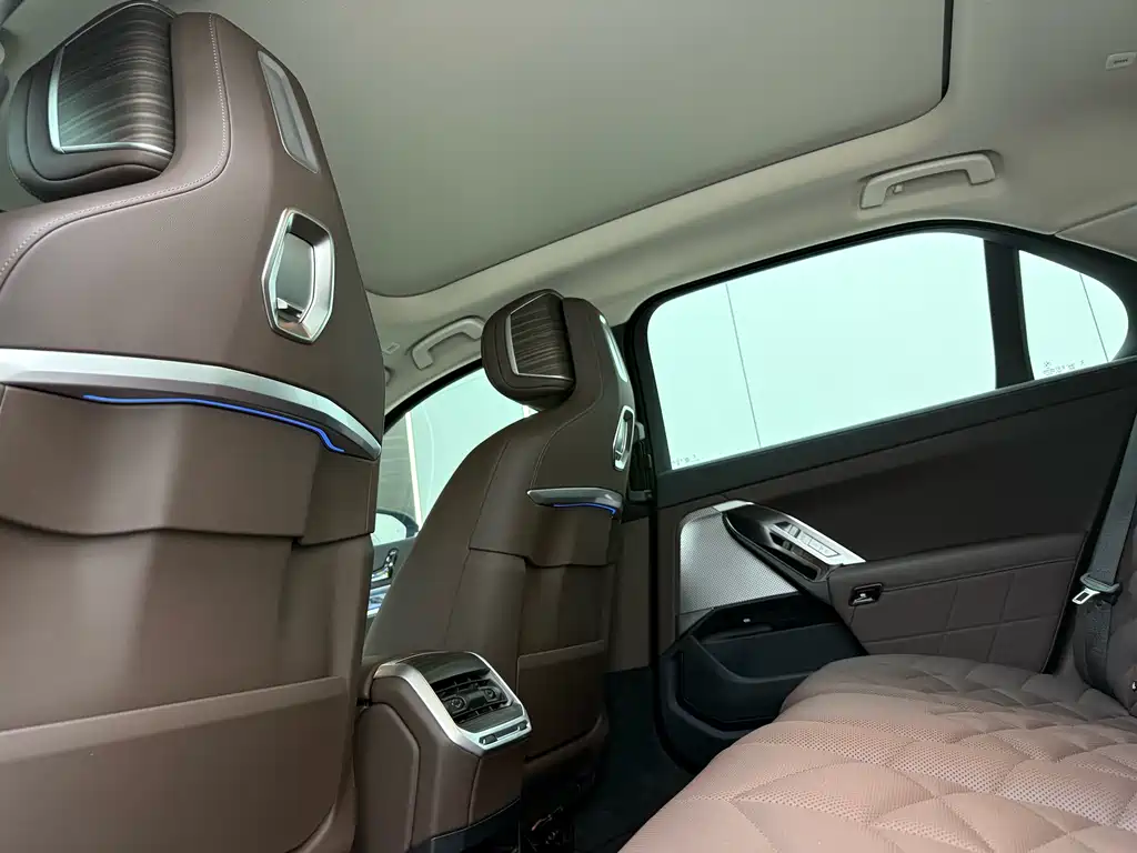 BMW 7 Series — миниатюра 9