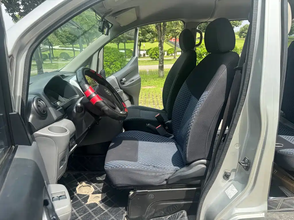 Nissan NV200 2011 1.6L 232 мест