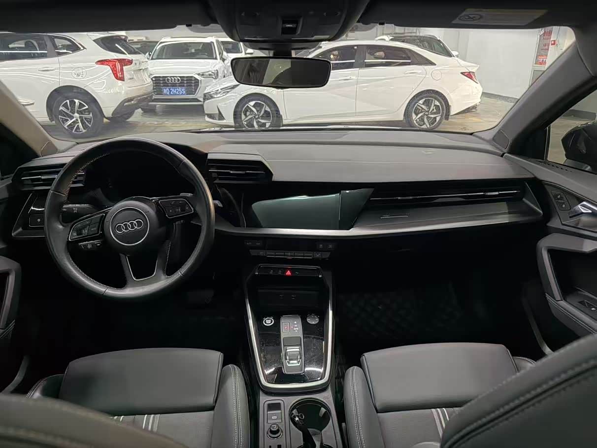 Audi A3 1.4 л 2023 г. Серебристо-серый, пробег 6000 км