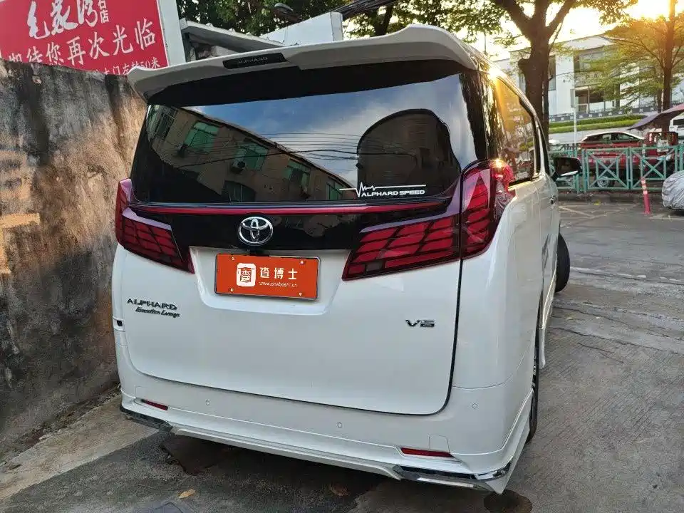 Toyota Alphard — миниатюра 2