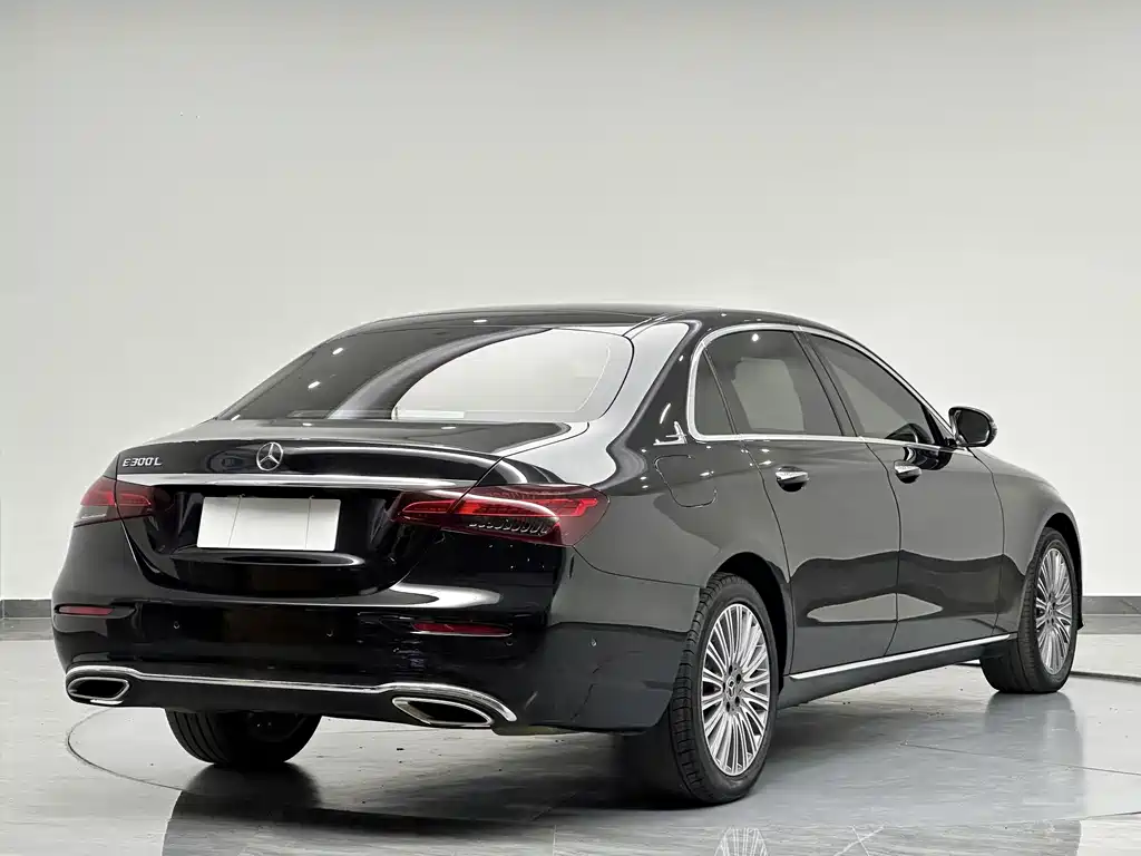 Mercedes-Benz E-Class — миниатюра 8