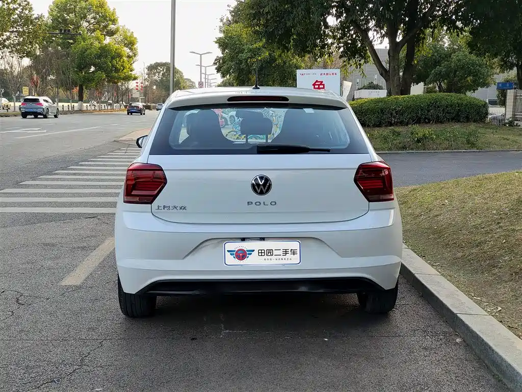 VOLKSWAGEN POLO