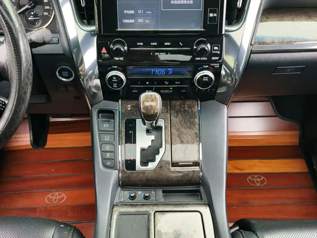 Toyota Alphard — миниатюра 21