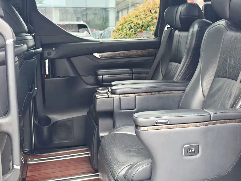 Toyota Alphard — миниатюра 5