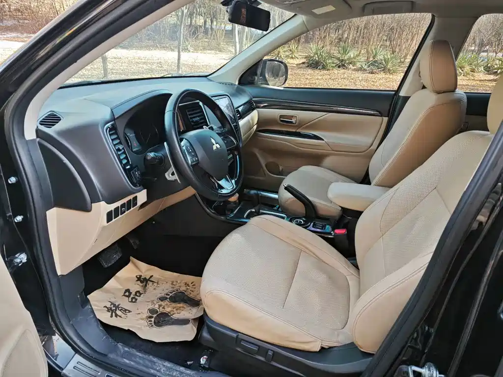 Заказать Mitsubishi Outlander 2017 года за 2 186 555 ₽  из Китая