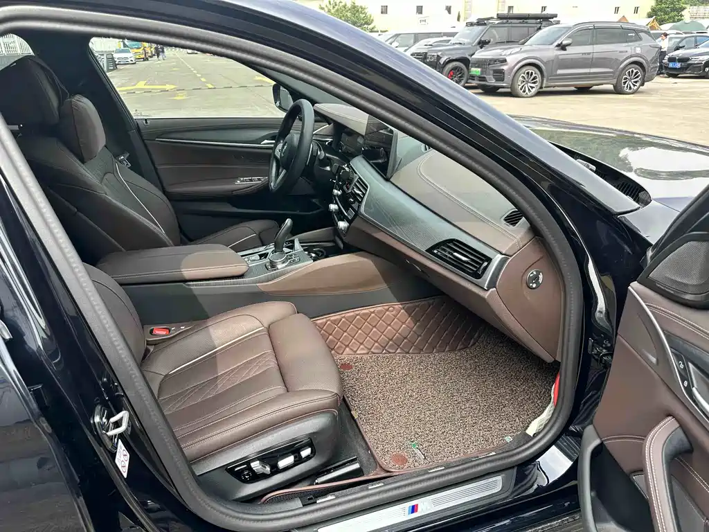 BMW 5 Series — миниатюра 8