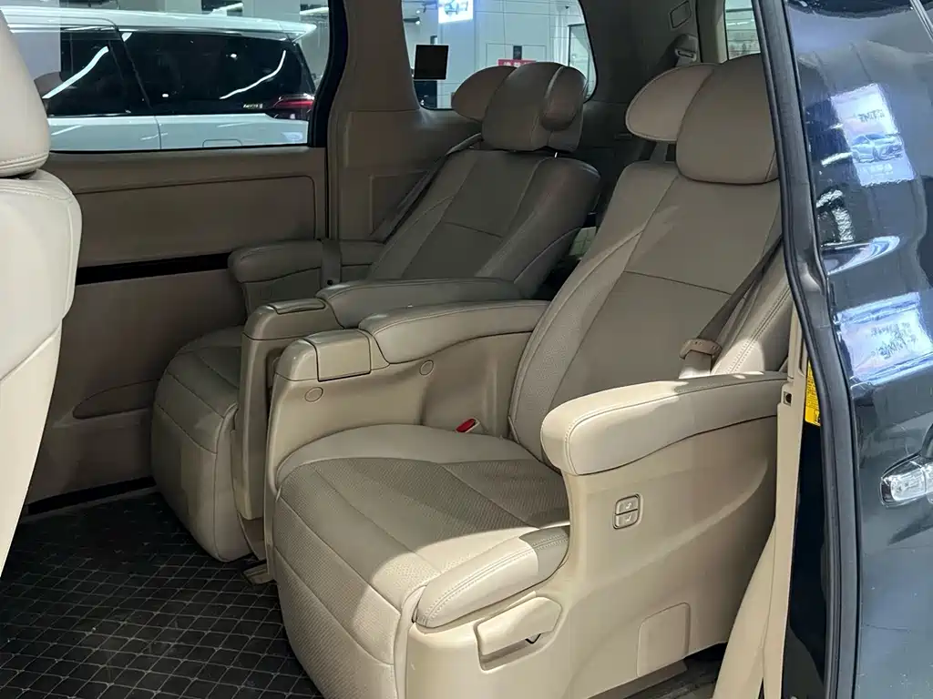 Toyota Alphard — миниатюра 8