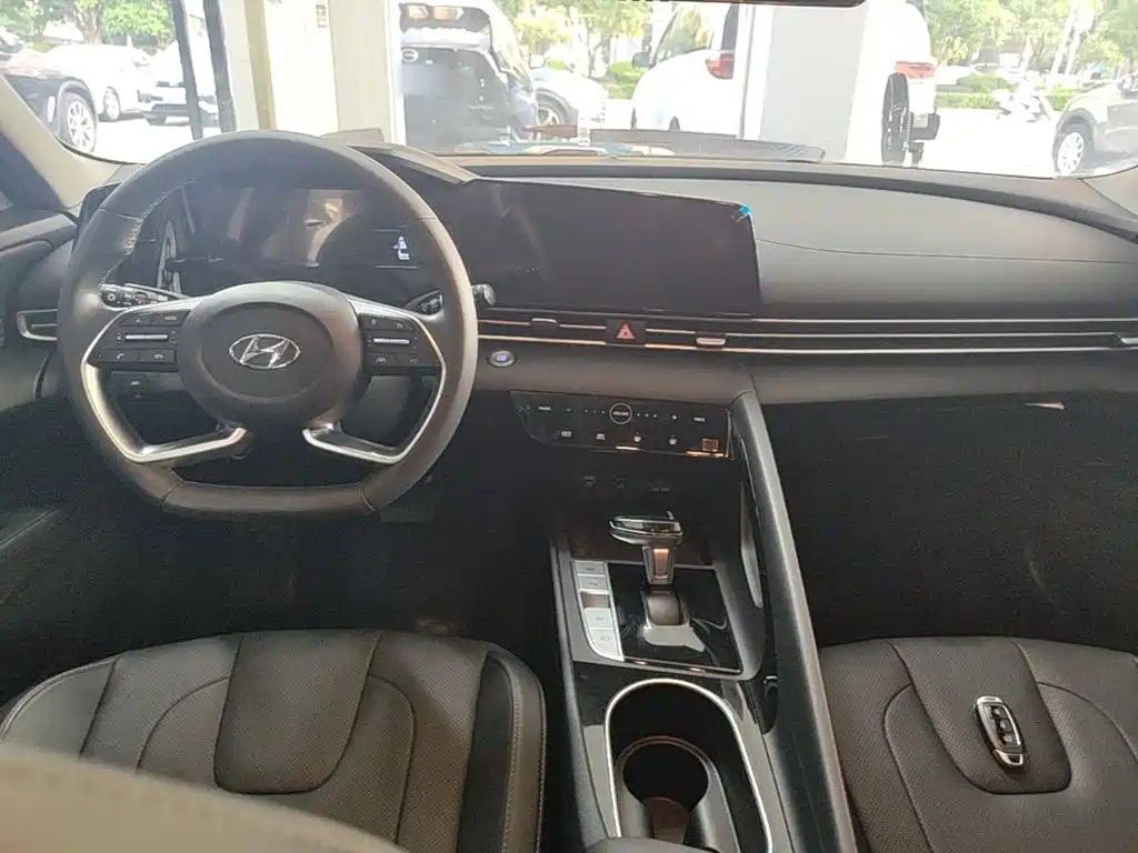 Hyundai Elantra — миниатюра 10