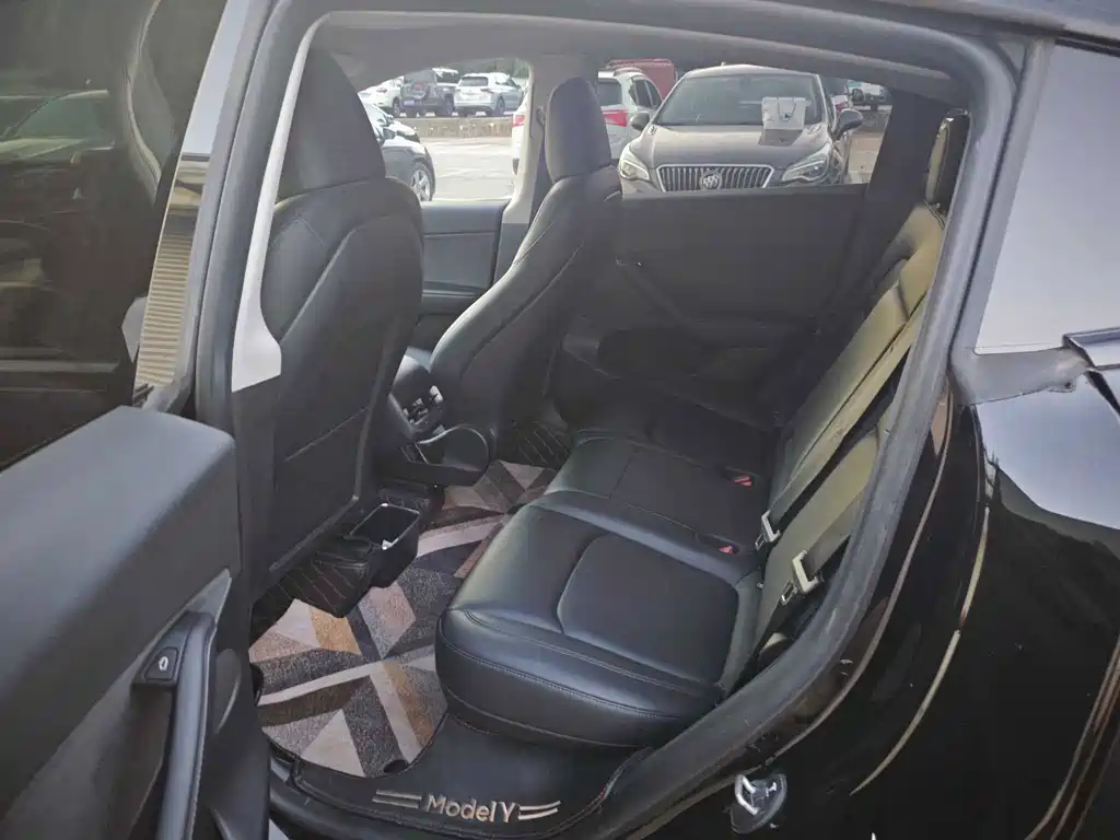 Tesla Model Y — миниатюра 6