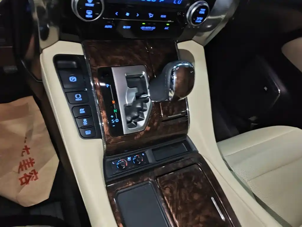 Toyota Alphard — миниатюра 14