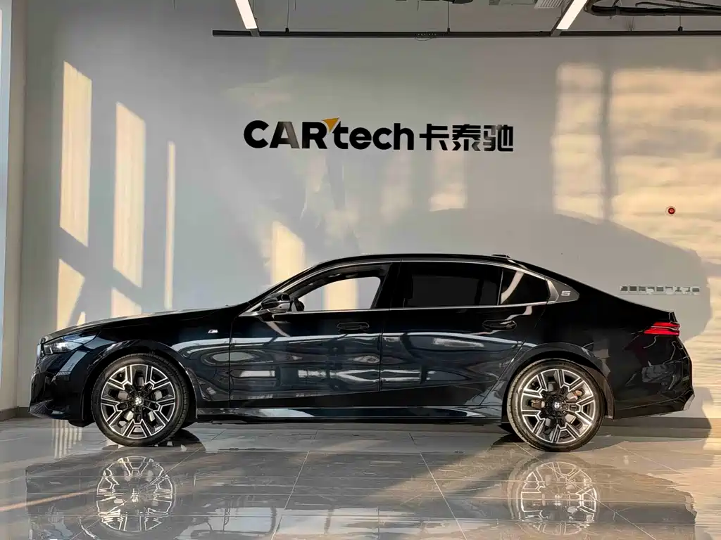 BMW 5 Series — миниатюра 7