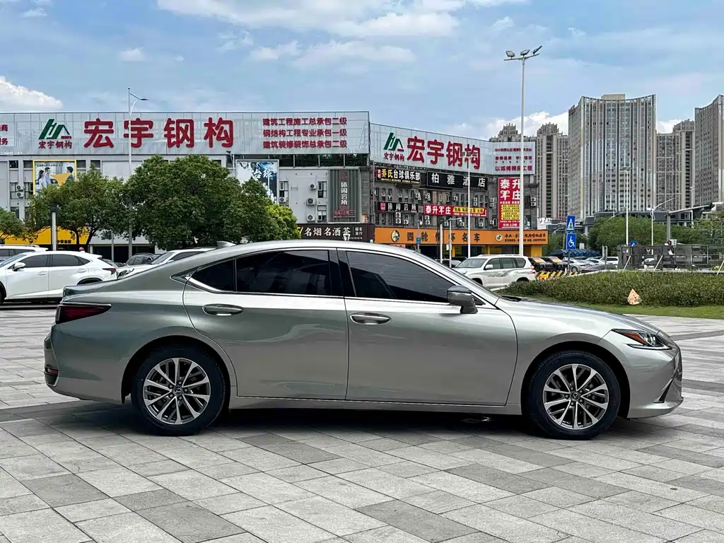 Lexus ES 2021 260