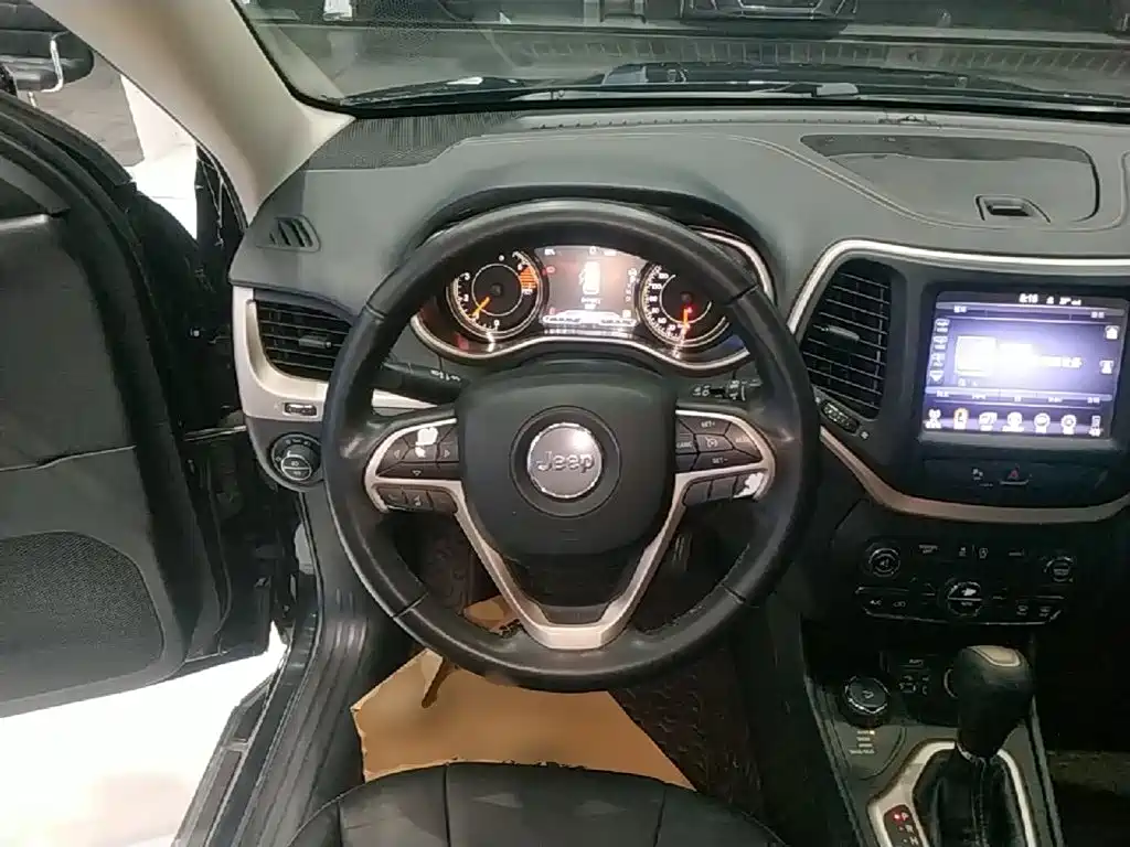 Jeep Cherokee — миниатюра 11