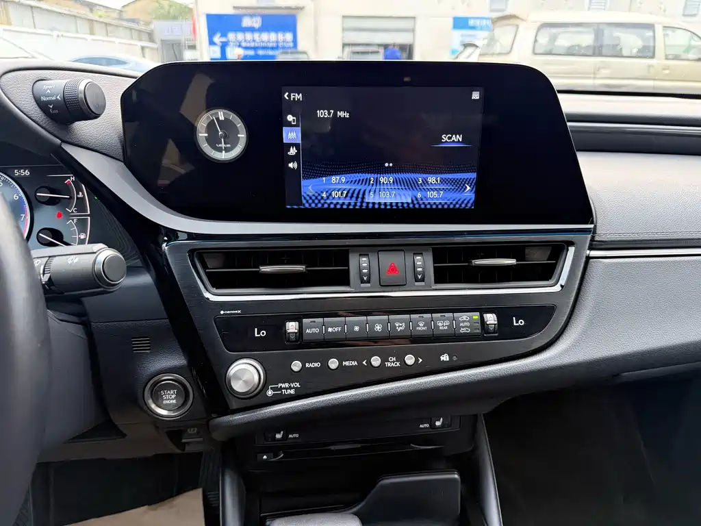 Lexus ES 2022 260